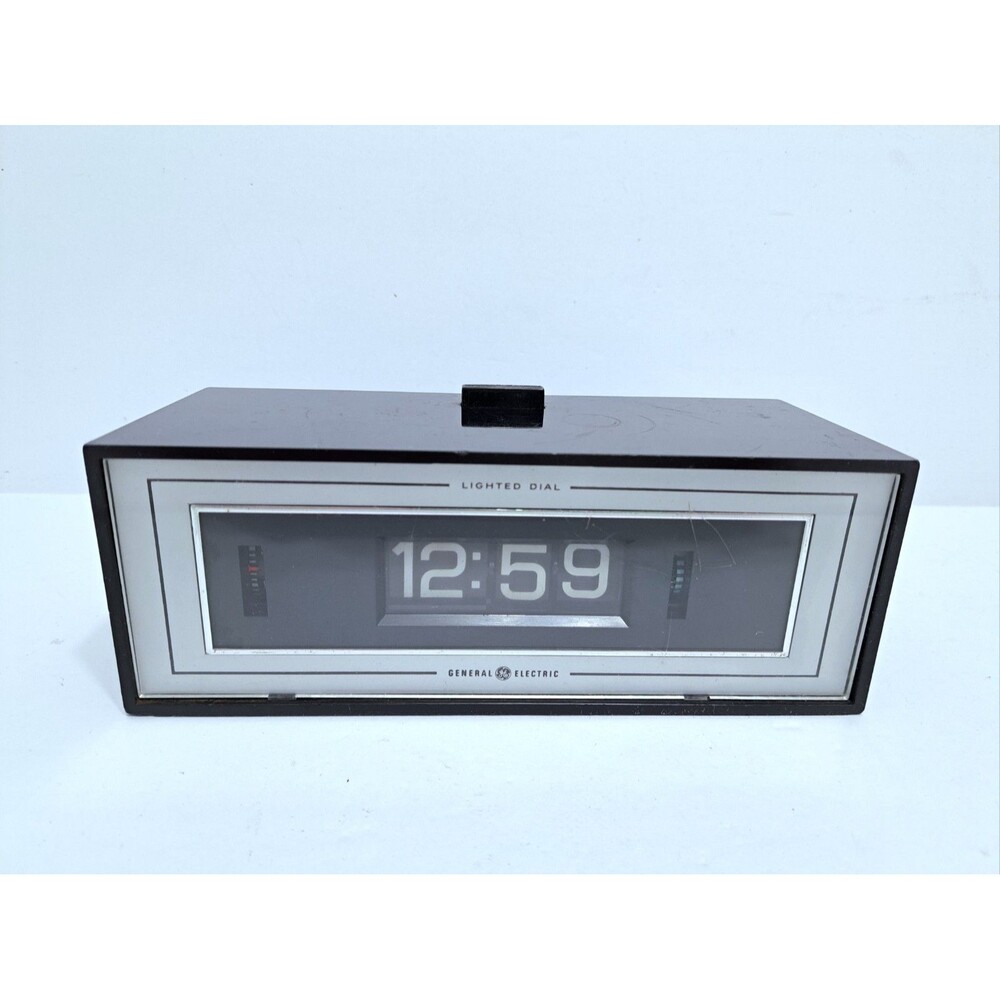 Vintage GE General Electric Flip Clock Model 8142-4 Lighted Dial Alarm Clock